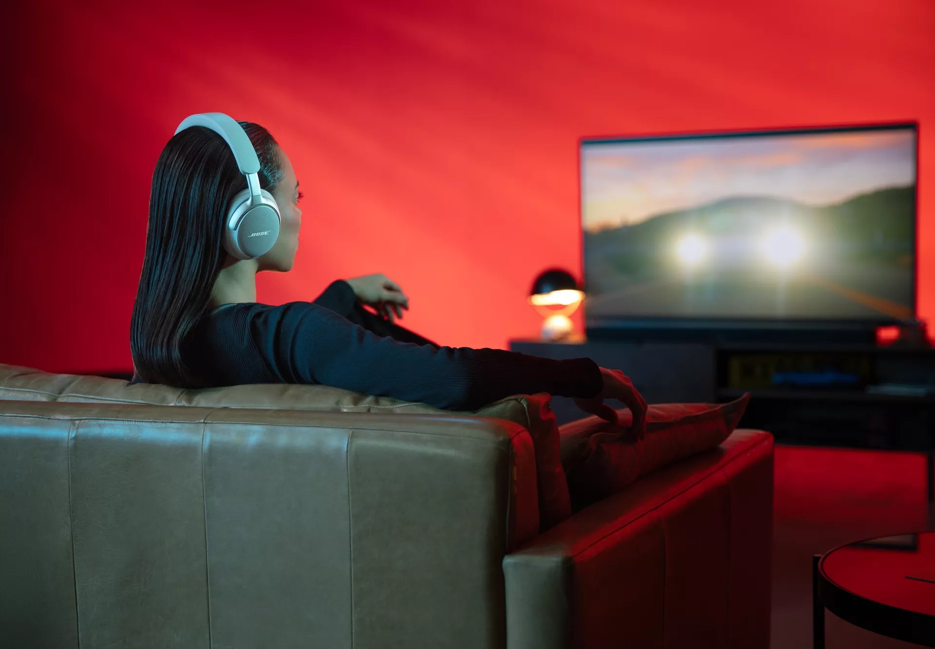 Femme regardant un film avec le son spatial du casque Bose QuietComfort Ultra