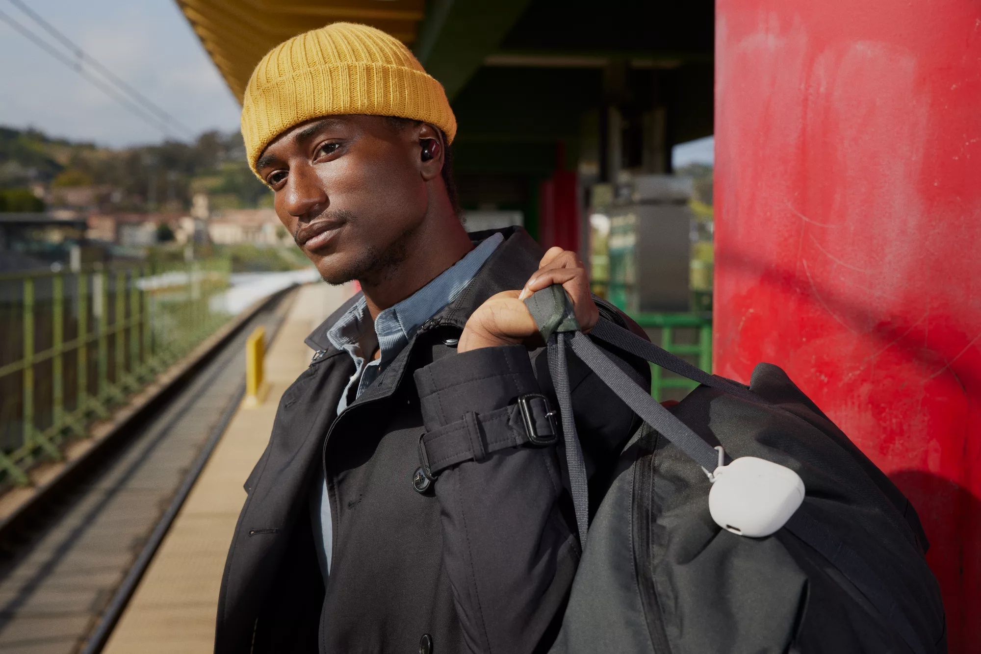 Homme portant les écouteurs Bose QuietComfort II dans une gare